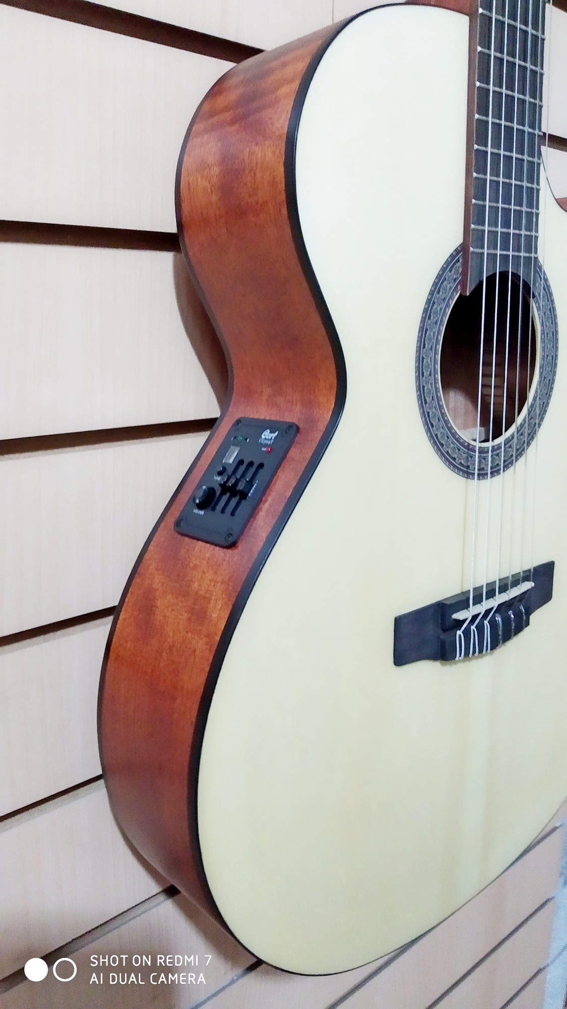 картинка Электро-акустическая классическая гитара, с вырезом, цвет натуральный,+ чехол Cort CEC1-OP Classic Series  от магазина 7 Нот Уральск